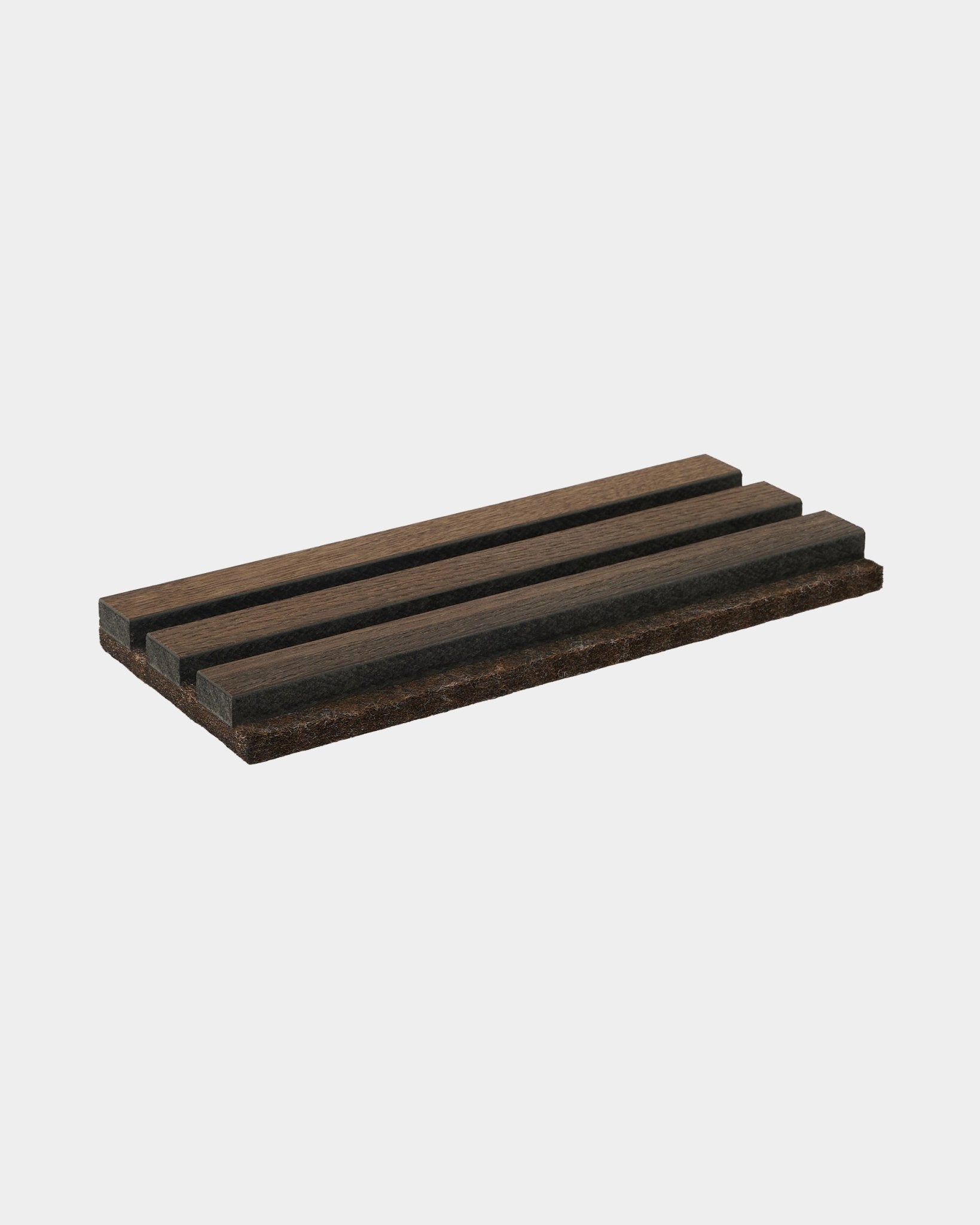 WoodUpp Tonal såpeskål i mørk smoked oak, laget av natural wood, har tre parallelle spor; et tilbehør som er designet for å komplettere Akupanel-kolleksjonene.